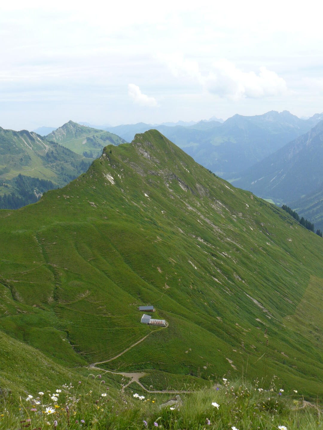 Ein typischer Grasberg mit steiler Flanke
