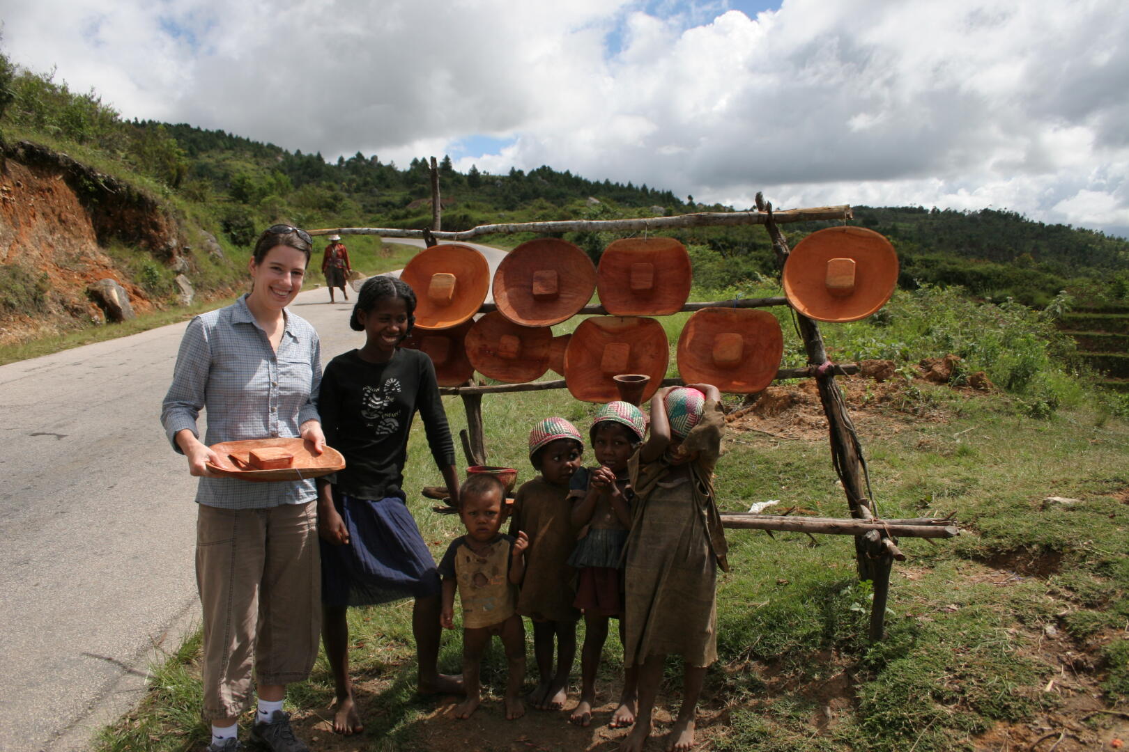 Einkauf am Holzschnitzer-Stand