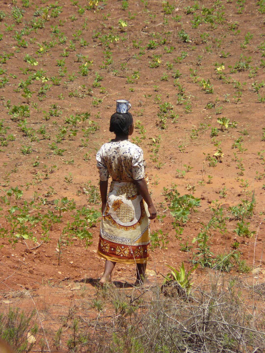 Frau mit Wasserbecher auf dem Kopf