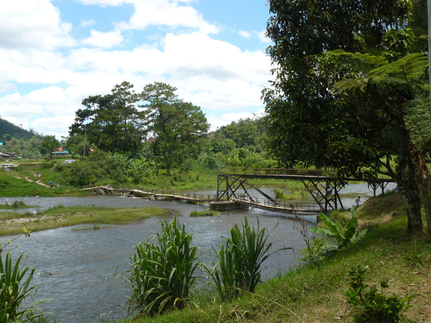 Auch hier hat der Zyklon eine Brücke zerstört,
das Wasser soll so hoch gewesen sein, daß es jemandem, der auf der
(Original-)Brücke stand, bis zur Schulter reichte.