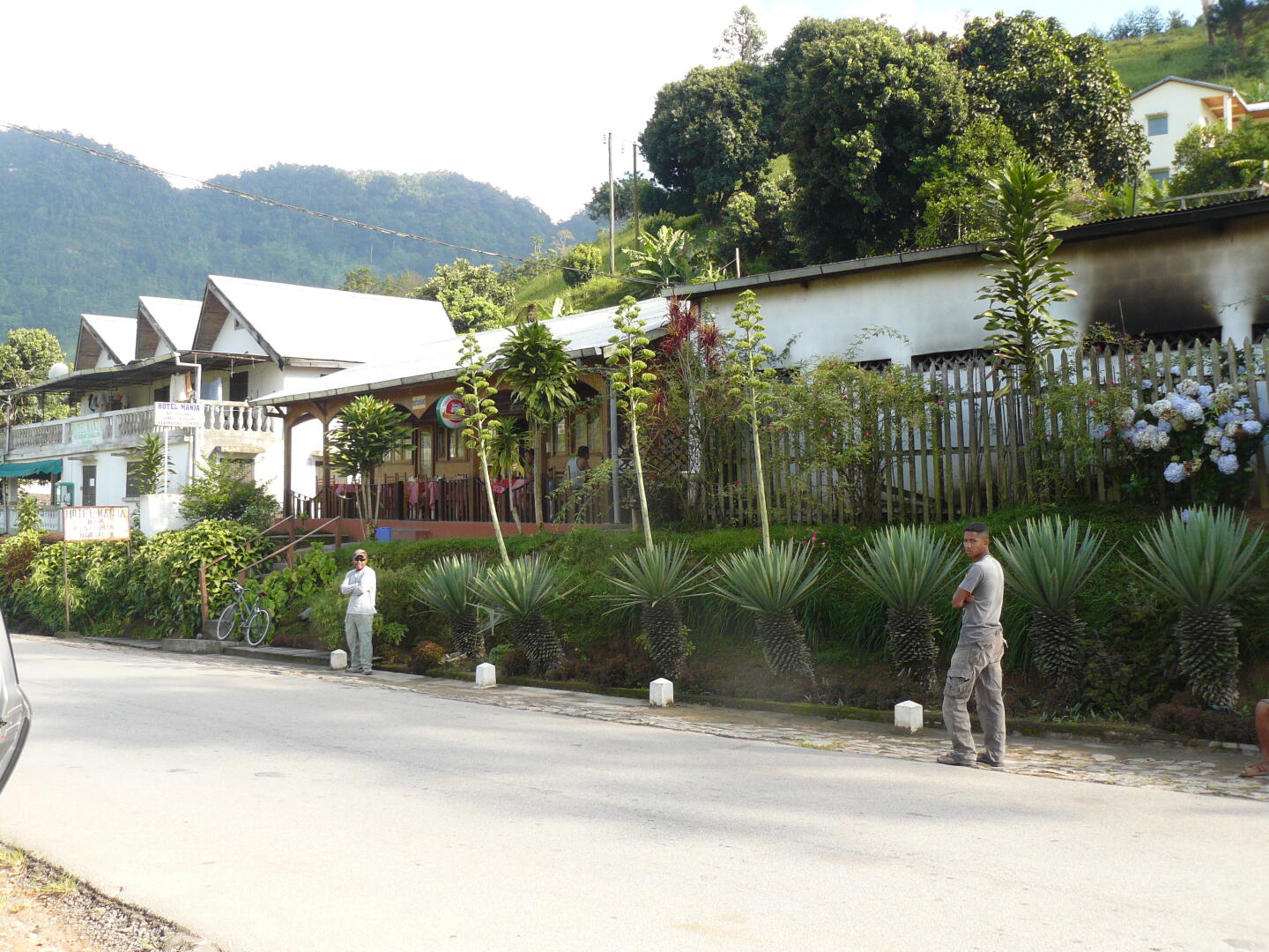 Straße vor dem Hotel Manja