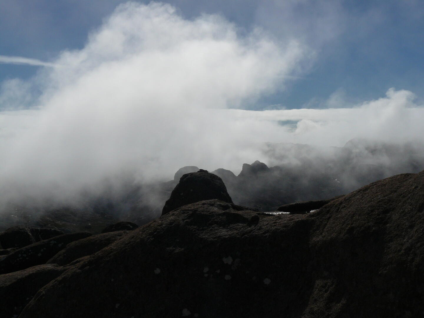 Am Gipfel ziehen Wolken auf.