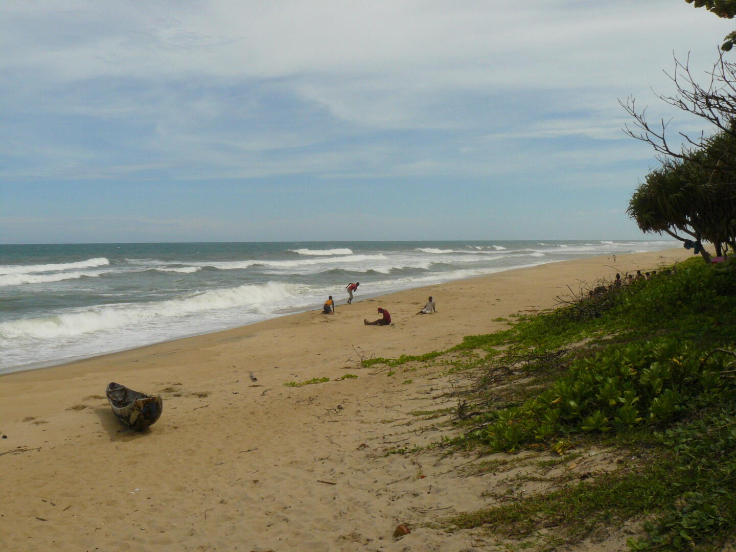 Der indische Ozean hat ganz schön große
Wellen, kaltes Wasser und Haifische. Trotzdem fahren die Fischer mit
ihren kleinen Einbäumen dort hinaus.