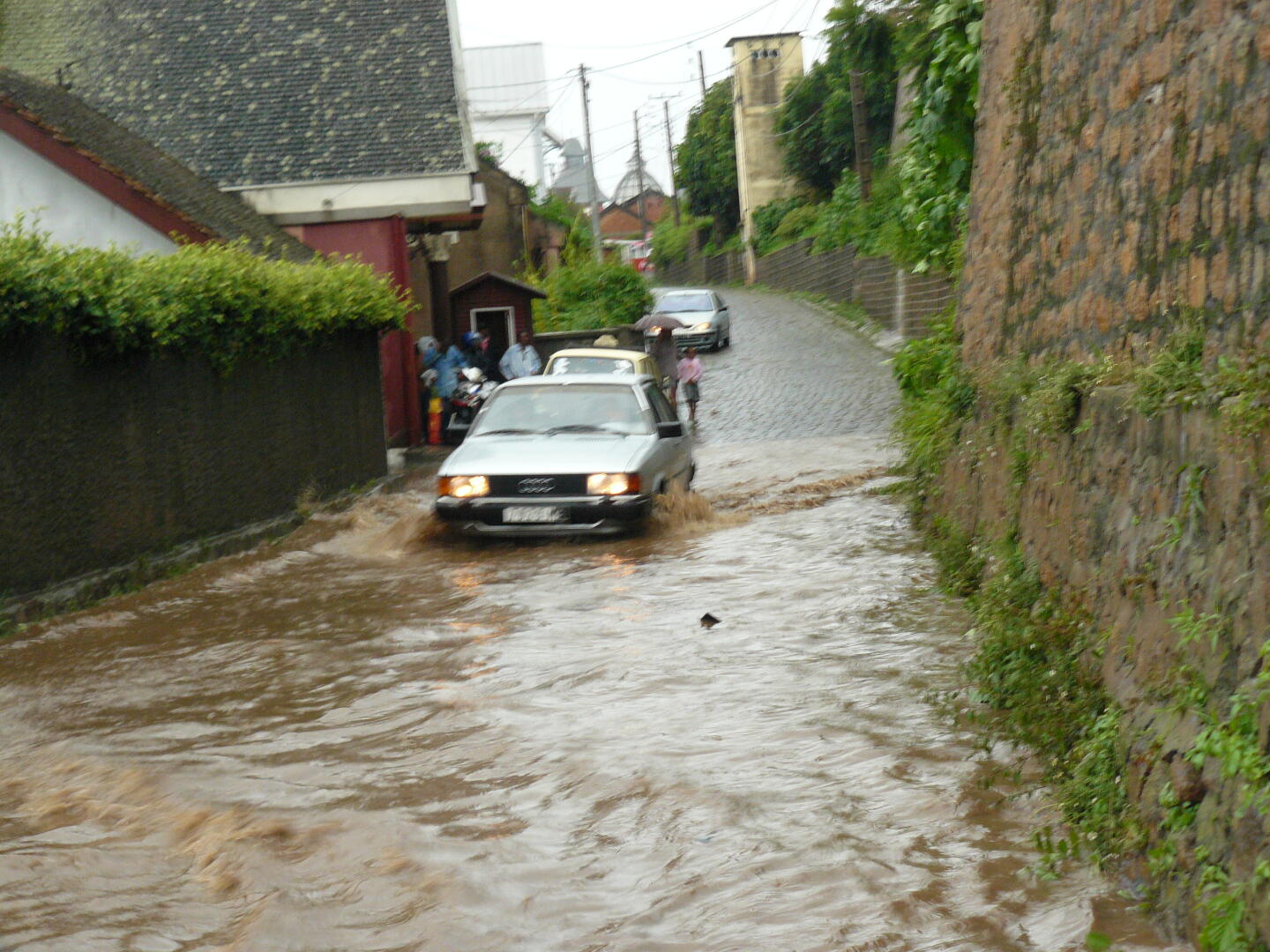 Die Gullis, falls es
überhaupt welche gibt, sind wohl hoffnungslos überfordert.