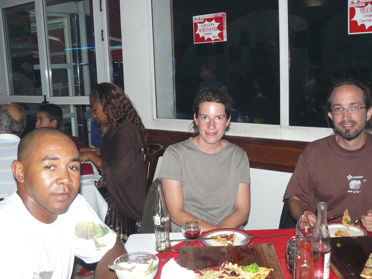 Die Kellnerin im Gastro Pizza macht dieses
Abschiedsfoto von uns.