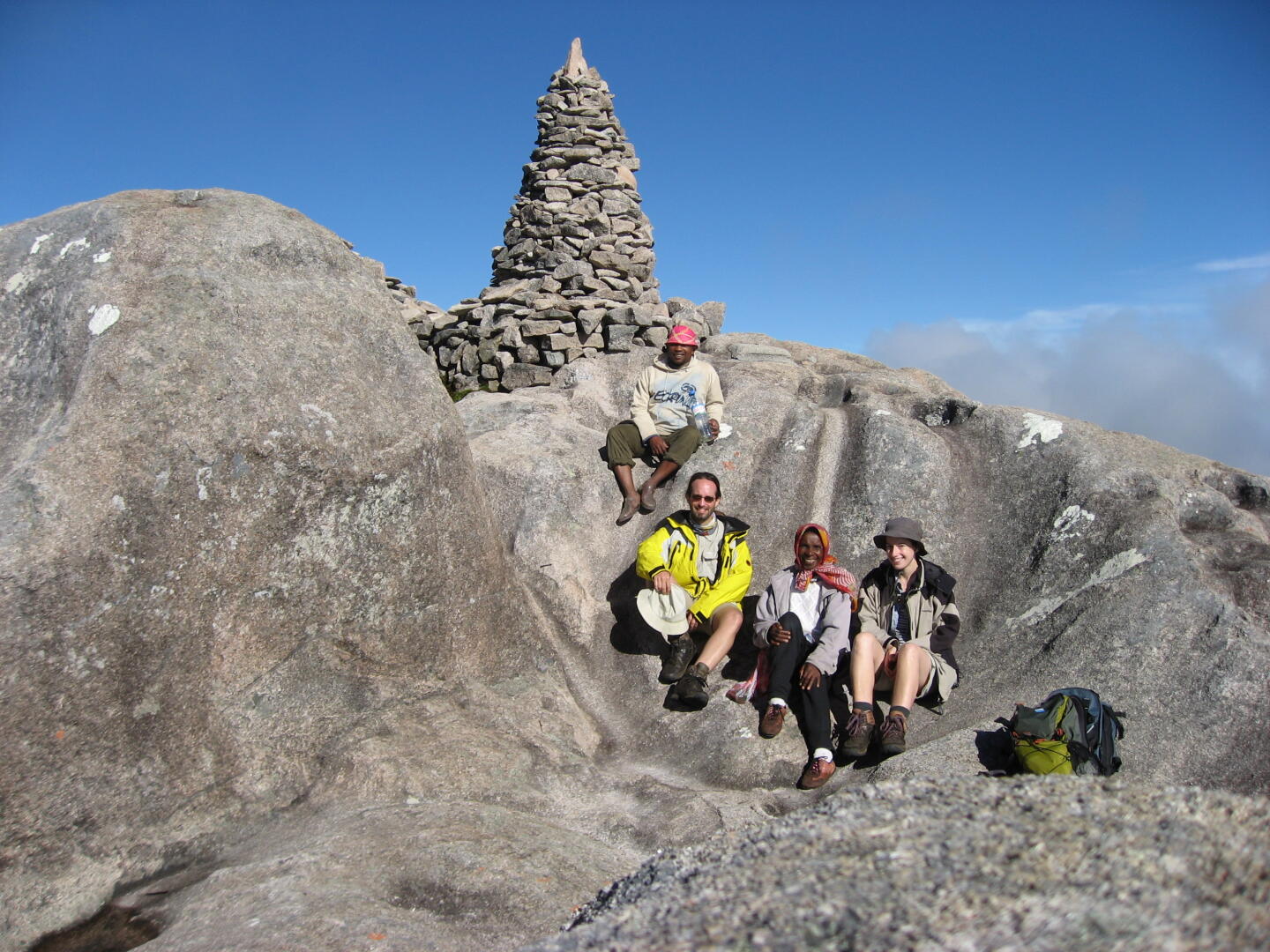 Gipfelfoto. Von links: Adrien, Frank, Elizabeth, Ute.