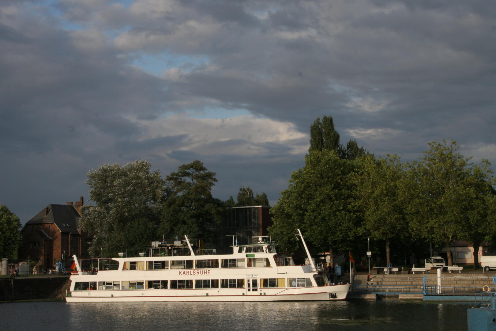 Wolken über der "Karlsruhe"