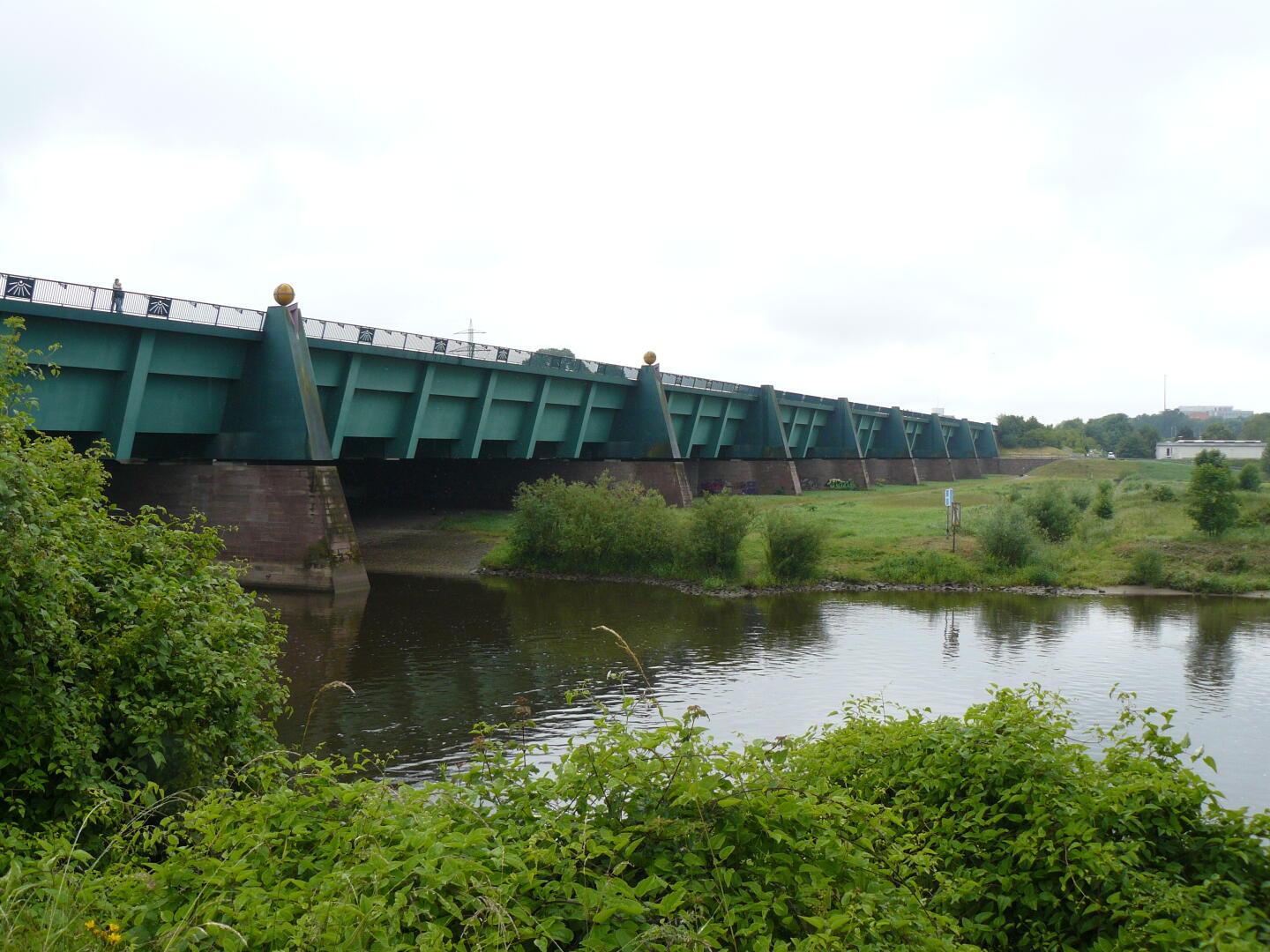 Der Mittellandkanal überquert die Weser.