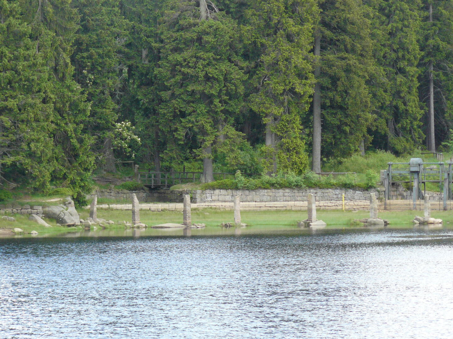 Die Granitsäulen sind Eisbrecher, sie verhindern, daß der Überlauf im Winter durch Eisschollen verstopft wird.