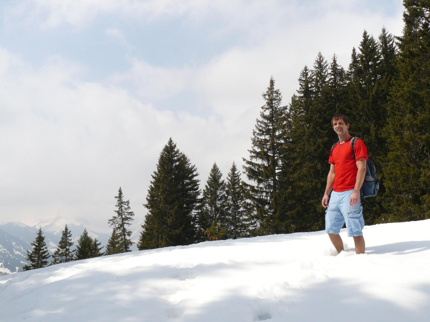 In der Sonne ist es warm genug für T-Shirt und Shorts.