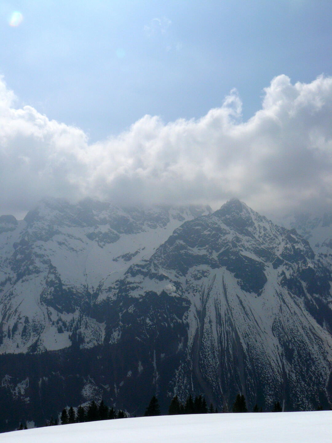 Rundherum hängen Wolker über den Gipfeln, nur direkt über uns scheint fast den ganzen Tag die Sonne.