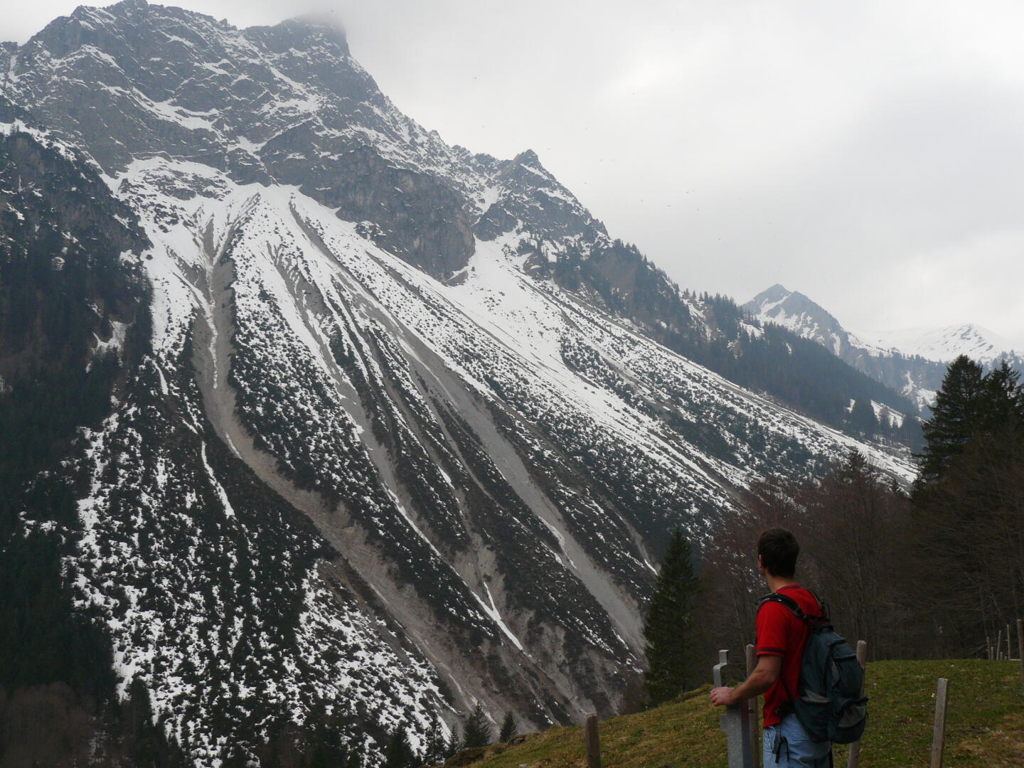 Manchmal nimmt das Wasser dabei einen Teil des Berges mit. Einmal hören wir ein dunkles Grollen - ein Erdrutsch oder eine Lawine?