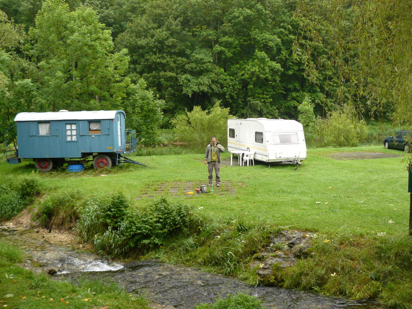 Wir sind für vier Tage zum Paddeln an der Donau. Das Wetter ist nicht das beste - hier kochen wir im Regen auf dem Campingplatz Wagenburg in Hausen im Tal unser Abendessen.
