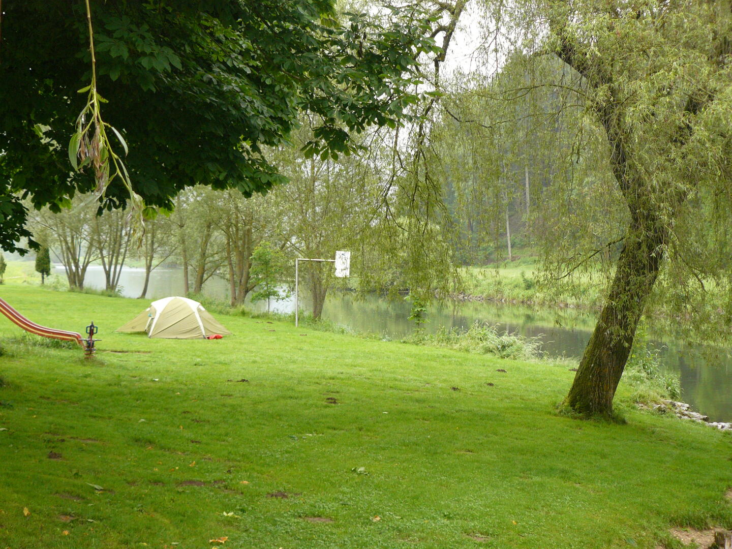 Dafür haben wir die Zeltwiese für uns allein - sind eben nicht viele Leute so hart im Nehmen wie wir.