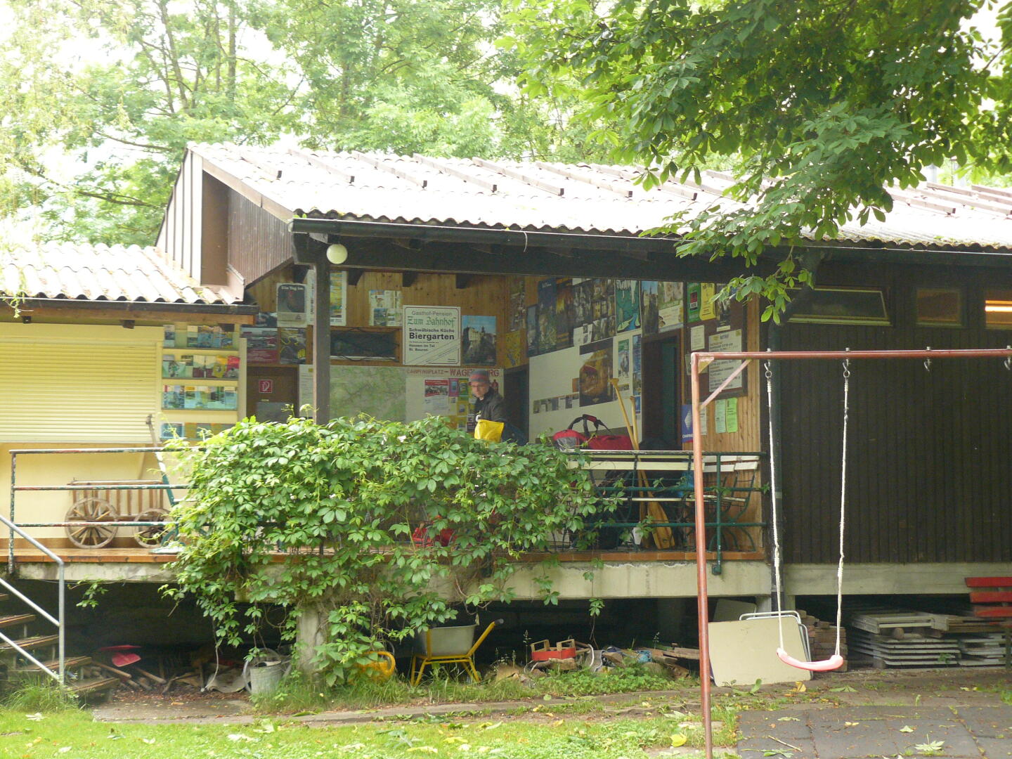 Zum Glück gibt&rsquo;s eine überdachte Terasse, so daß wir wenigstens im Trockenen essen können.