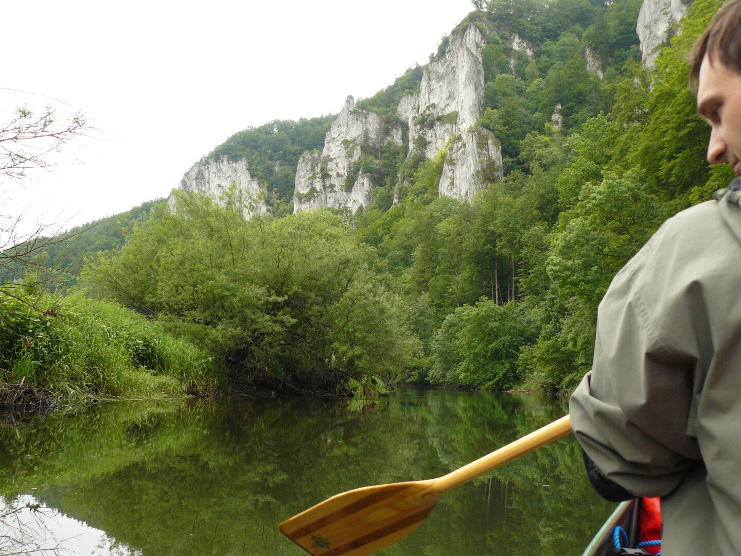 Ruhig gleitet das Boot durch&rsquo;s Wasser.