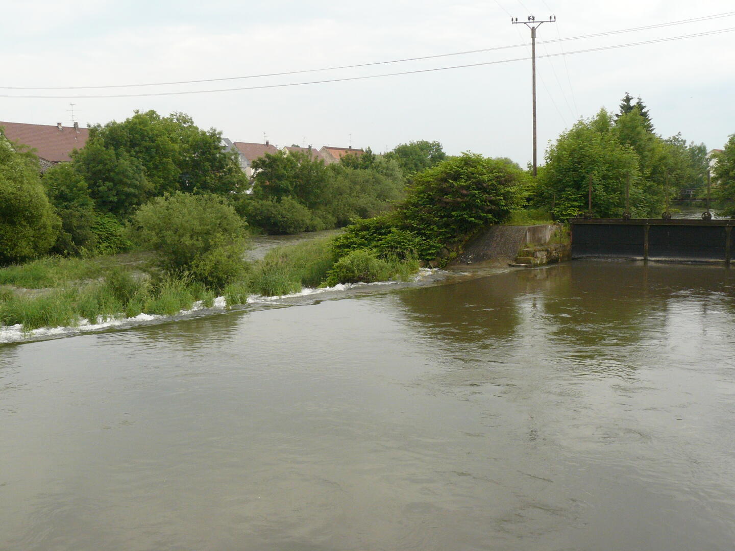 Dieses Wehr in Scheer hindert uns an der Weiterfahrt: dahinter befindet sich kein geeigneter Platz, um das Kanu wieder in die Donau einzusetzen.