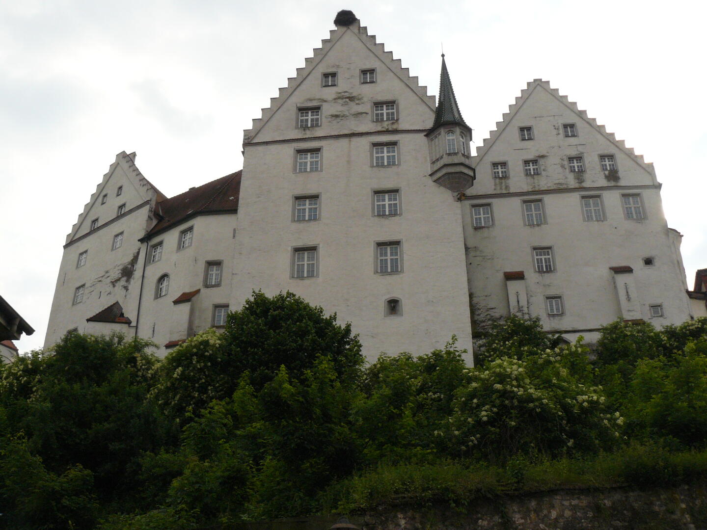 Daher haben wir Zeit für einen gemütlichen Stadtbummel. Das Wetter ist am Nachmittag besser geworden und es kommt sogar bisweilen die Sonne durch. Hier das Schloß von Scheer.