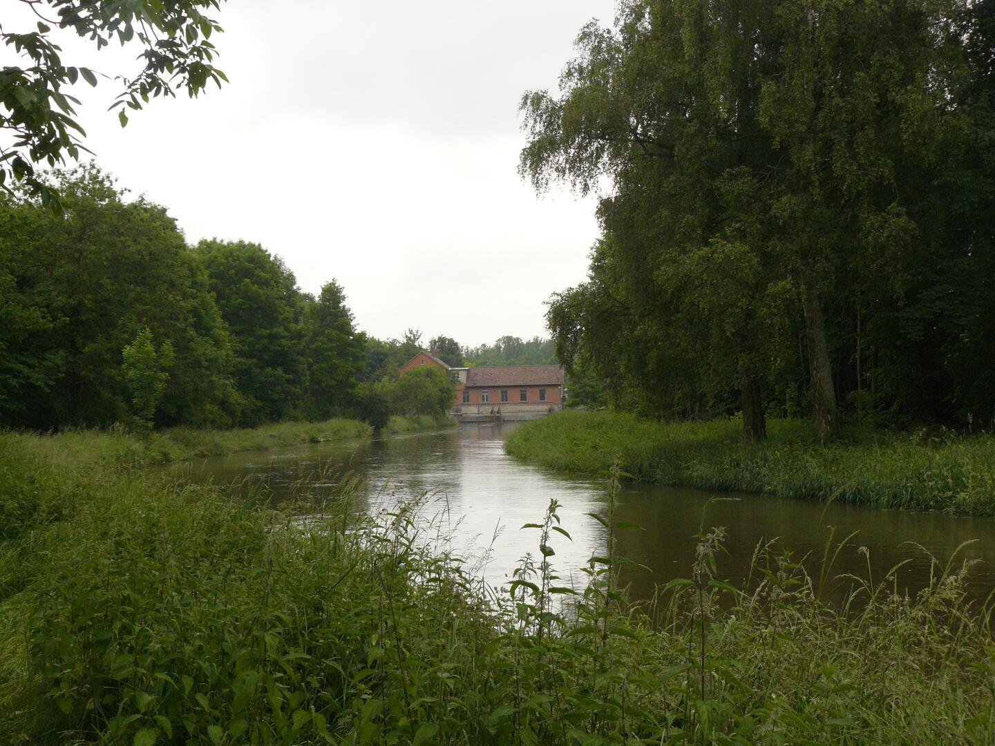 Am nächsten Tag geht&rsquo;s zu Fuß weiter zu unserem Auto, das in Hundersingen auf uns wartet. Auf dem Weg kommen wir am Johannestaler Wehr vorbei, wo ebenfalls ein kleines Kraftwerk steht.