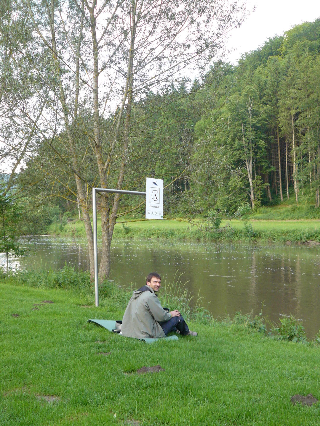 Nachdem wir das Auto abgeholt und Zelt und Kanu in Scheer abgeholt haben, fahren wir nach Bad Saulgau in die Sonnenhof-Therme, um uns wieder aufzuwärmen. Anschließend zelten wir nochmals in Hausen, das ist wirklich der schönste Zeltplatz hier in der Gegend.