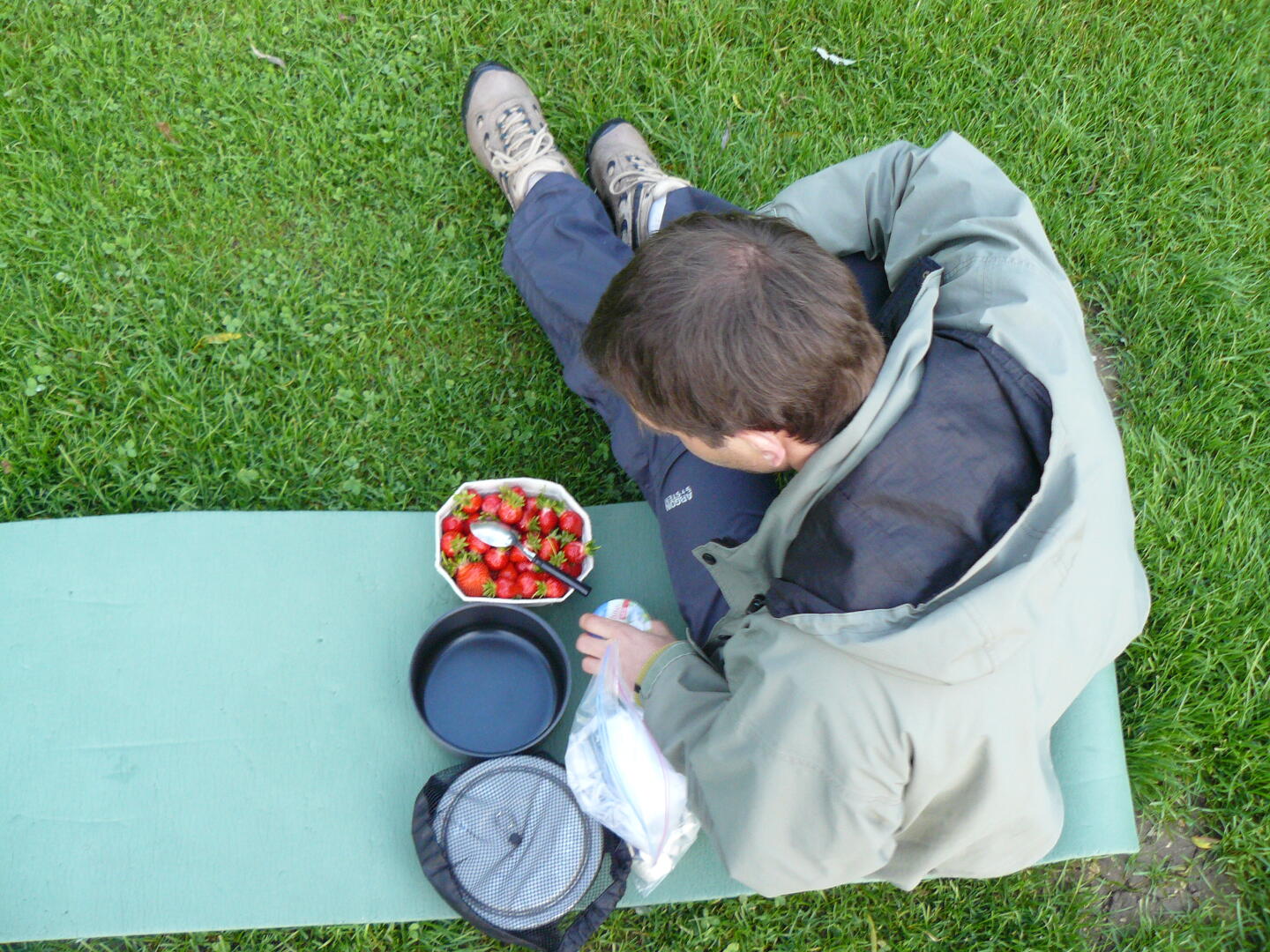 Zum Abendessen gibt&rsquo;s Erdbeeren mit Schlagsahne.