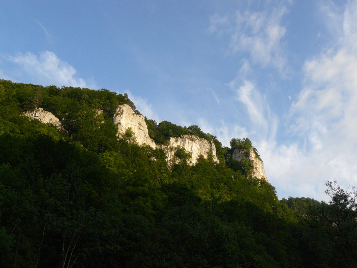 Die Felsen gegenüber werden von der Abendsonne angestrahlt.