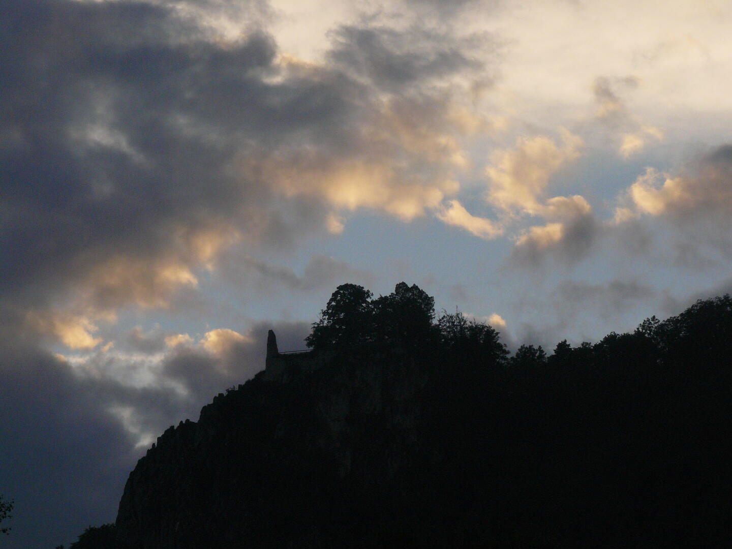 Blick auf die Ruine Schloß Hausen: die stehengebliebene Mauer gehört zum Palas Gebäude.