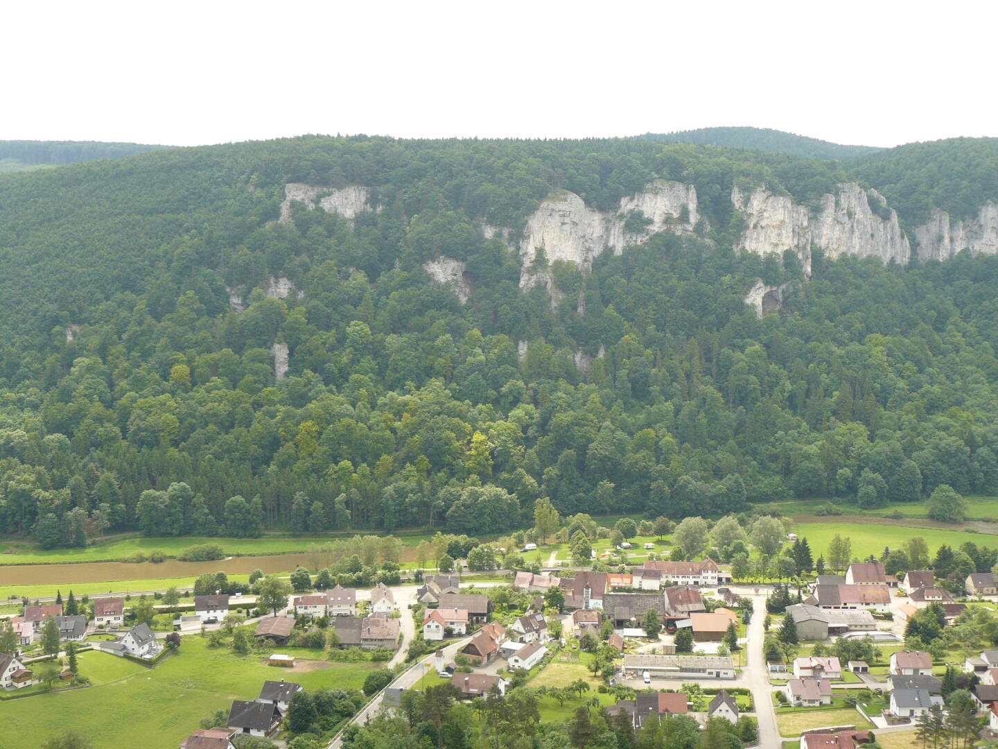 Am nächsten Morgen, es regnet nicht, machen wir einen Spaziergang zum Schloß. Im Tal sieht man den Campingplatz in der Sonne liegen. Nur von der schönen blauen Donau keine Spur -- es ist noch höflich, die braune Brühe mit Milchschokolade zu vergleichen.
