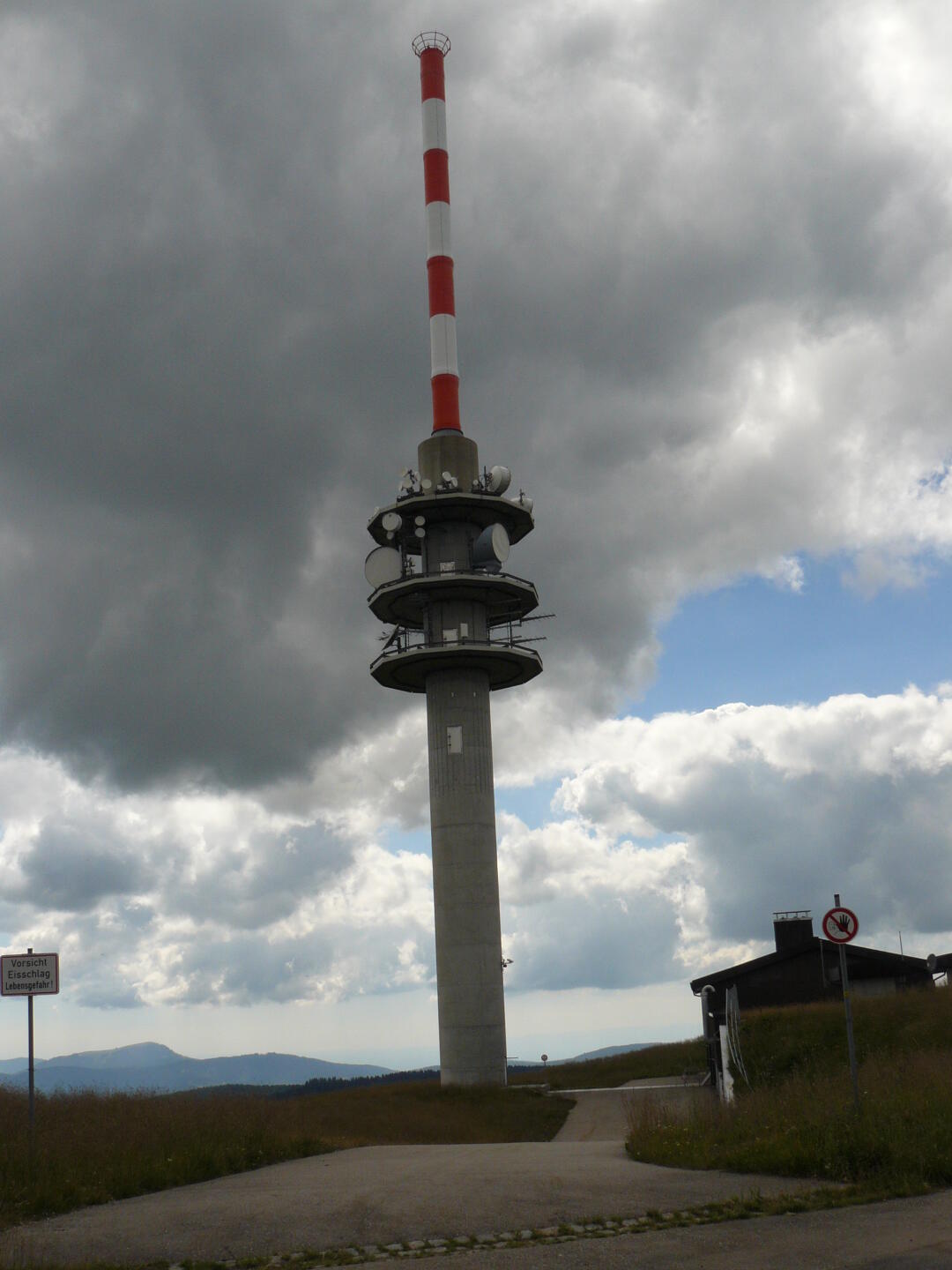 Viele meiner Bilder haben eine leichte Links-Neigung diesmal. Der Funkturm stand aber gerade, soweit ich mich erinnere.