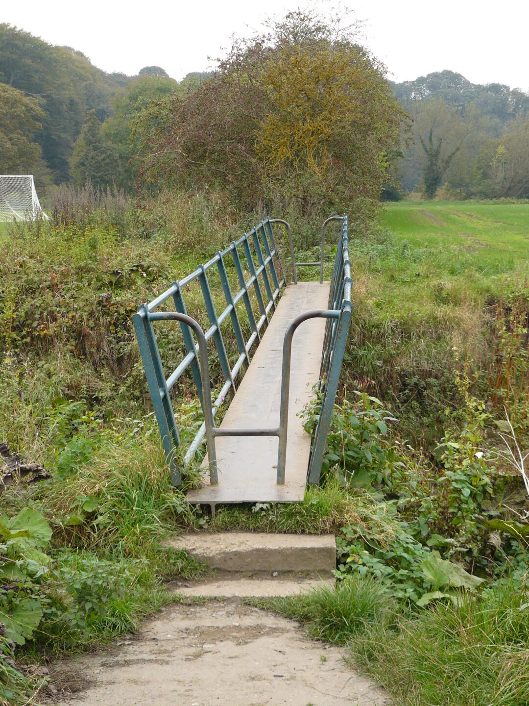 Nachdem man dieses Hindernis überwunden hat, muß man nur noch quer über einen Sportplatz, mitten durch eine Baustelle und dann 50 Höhenmeter wieder rauf, und schon ist man da :-)