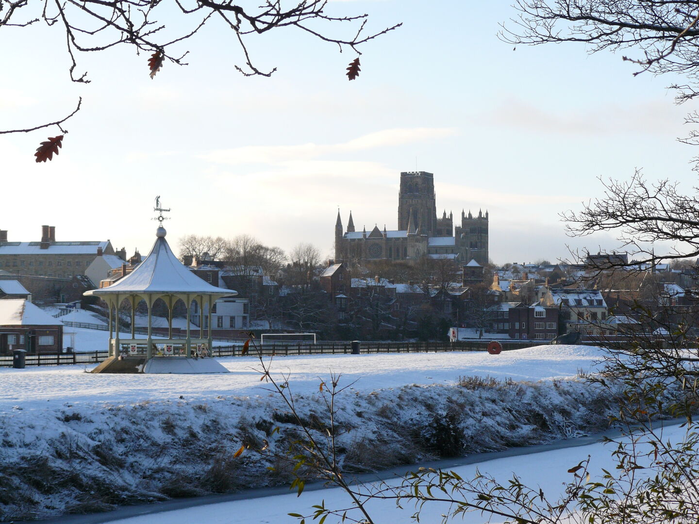 The summer pavillon at the banks of the River Wear makes a nice contrast  with the snow.