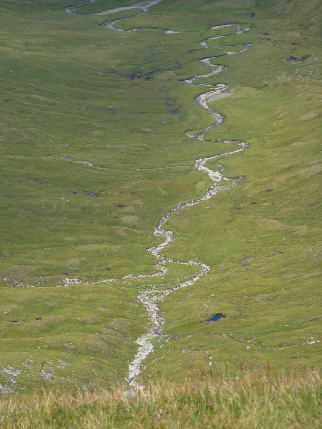 Loch Leven lies far below us to the south, and Ben Nevis in the North. Meandering streams decorate the valleys in between. Right image (c) James Mellors.