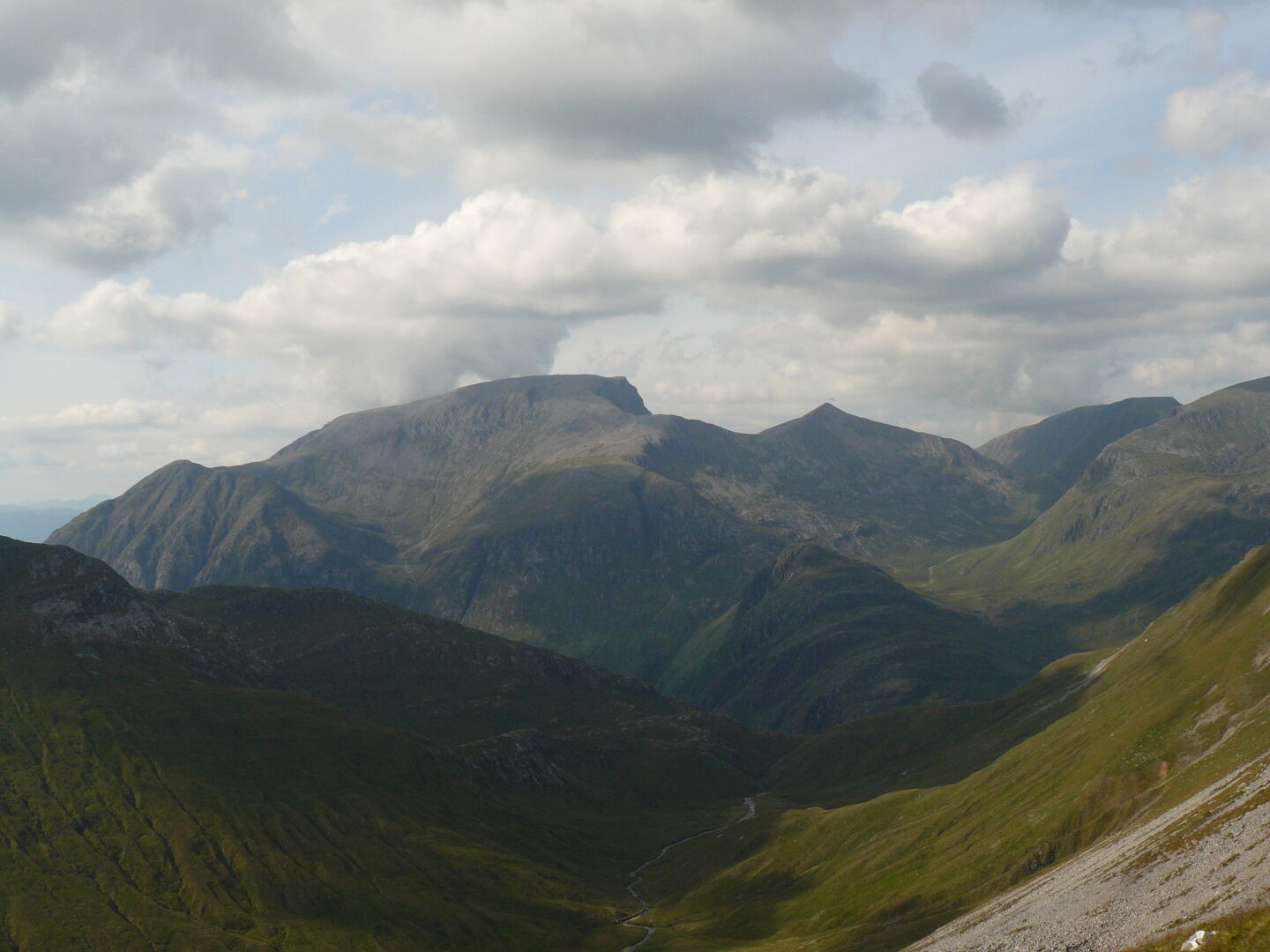 Loch Leven lies far below us to the south, and Ben Nevis in the North. Meandering streams decorate the valleys in between. Right image (c) James Mellors.