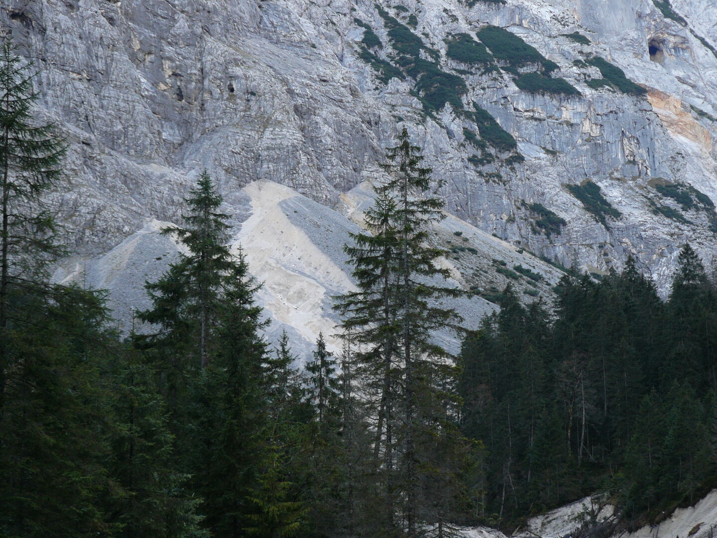 Erdrutsche gibt's auch (links, ein Prachtexemplar, die großen Felsblocken ganz vorne und das kleinere Geröll weiter hinten, wie es sich gehört), und vom Wasser erodierter 'Talus', Geröllhaufen am Fuß einer Felswand (rechts). 
