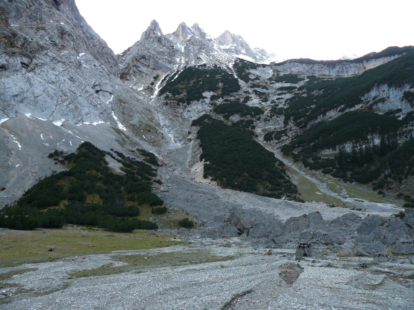 Erdrutsche gibt's auch (links, ein Prachtexemplar, die großen Felsblocken ganz vorne und das kleinere Geröll weiter hinten, wie es sich gehört), und vom Wasser erodierter 'Talus', Geröllhaufen am Fuß einer Felswand (rechts). 