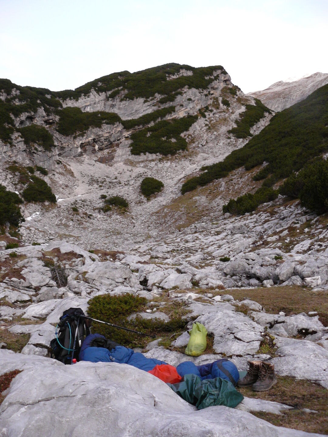 Perfekter Biwakplatz mit Felsen-Regalen rechts und links zum Abstellen der persönlichen Gegenstände. Rucksack als Windschutz. 