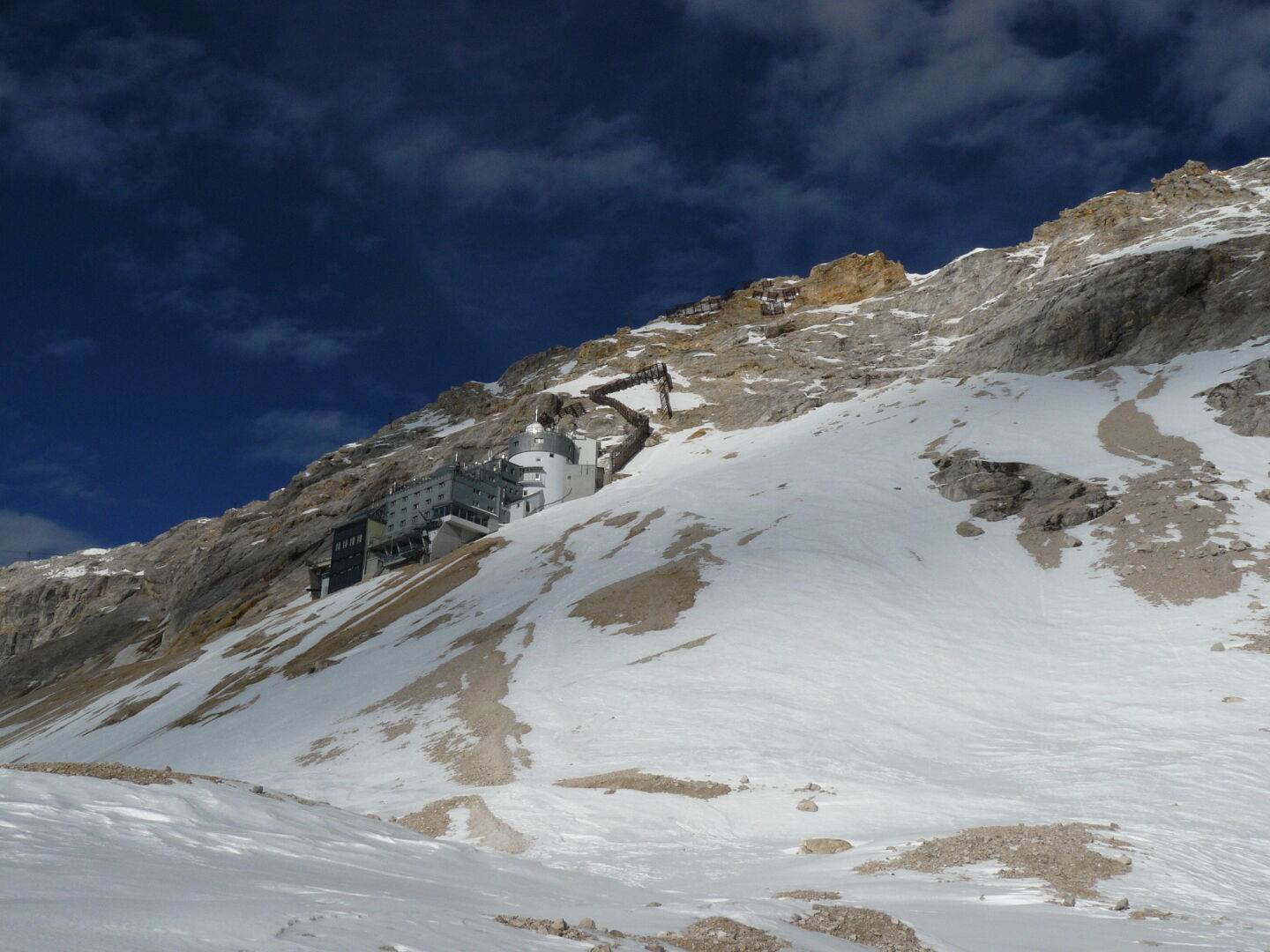 Hier soll es dann hochgehen. Bis zum Ende des Schneefeldes sind es ungefähr 200 Höhenmeter. Danach kommt dann ein Steig. Das Gebäude ist eine meteorologische Station.
