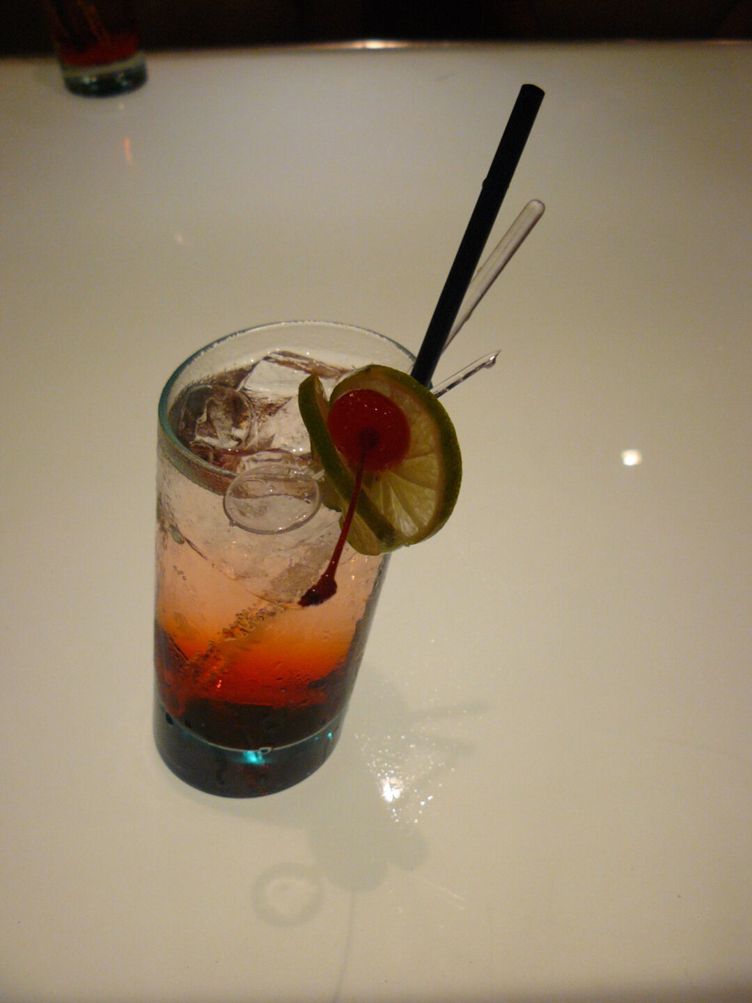 Ein Shirley Temple im schiefen Glas von Maya.