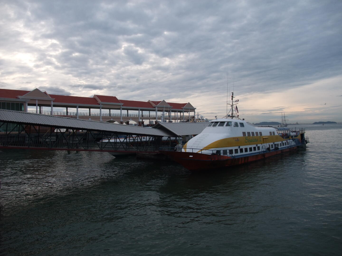 Die Fähre und die Klimaanlage. Fotos (c) Dirk.