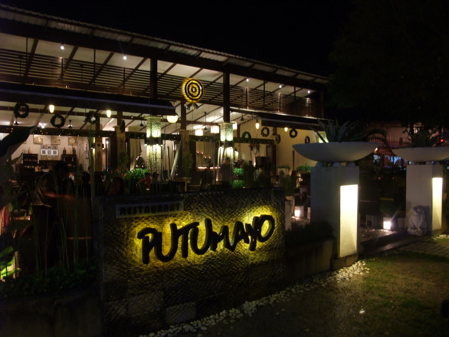 Abendessen im Putumayo: Pilzsuppe im Brot und gebratene King Prawns. Fotos (c) Dirk.