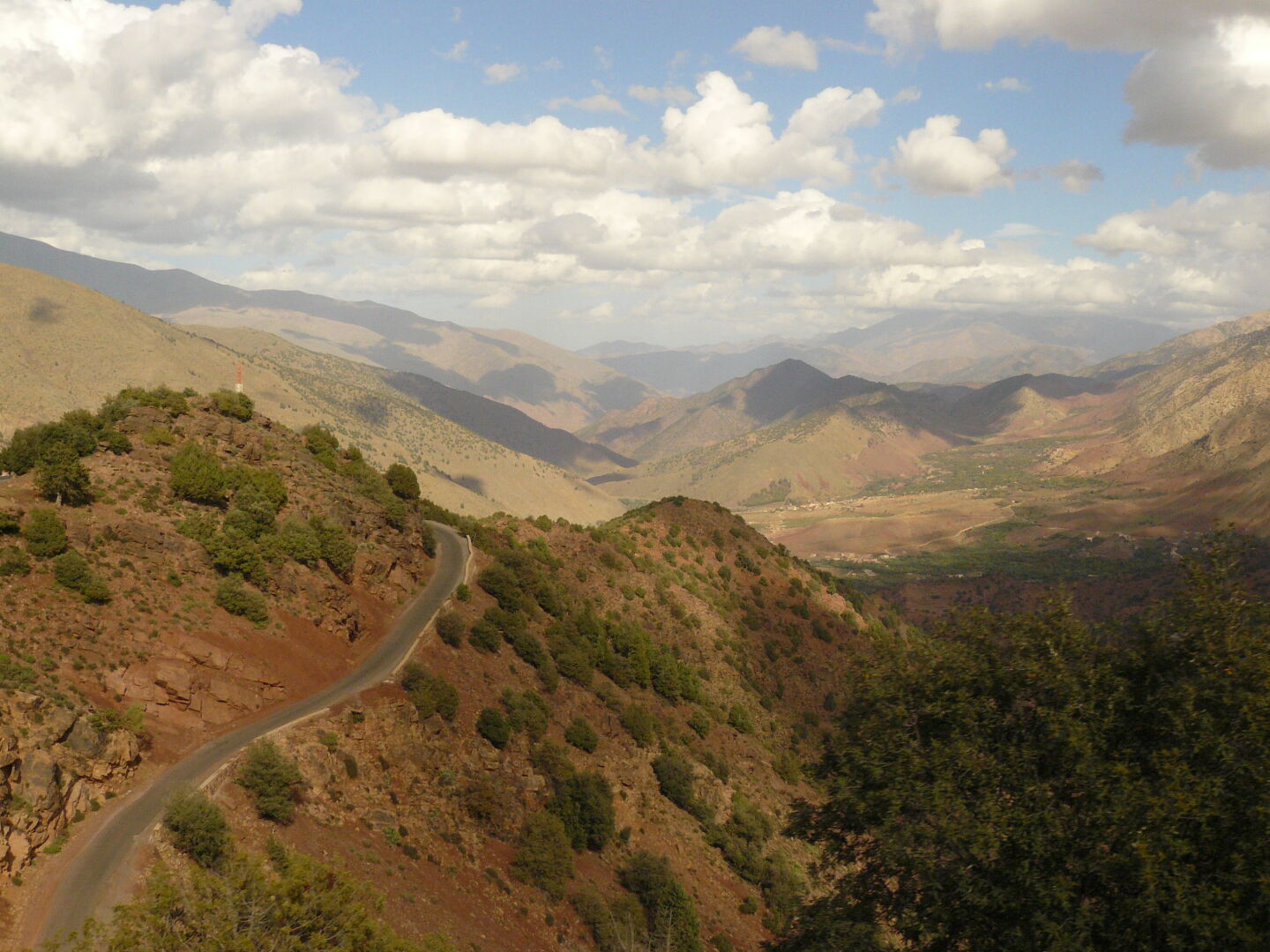 Es soll bis zu 100.000 Euro pro Kilometer kosten, um Bergstraßen zu bauen. Diese hier war wahrscheinlich etwas günstiger.