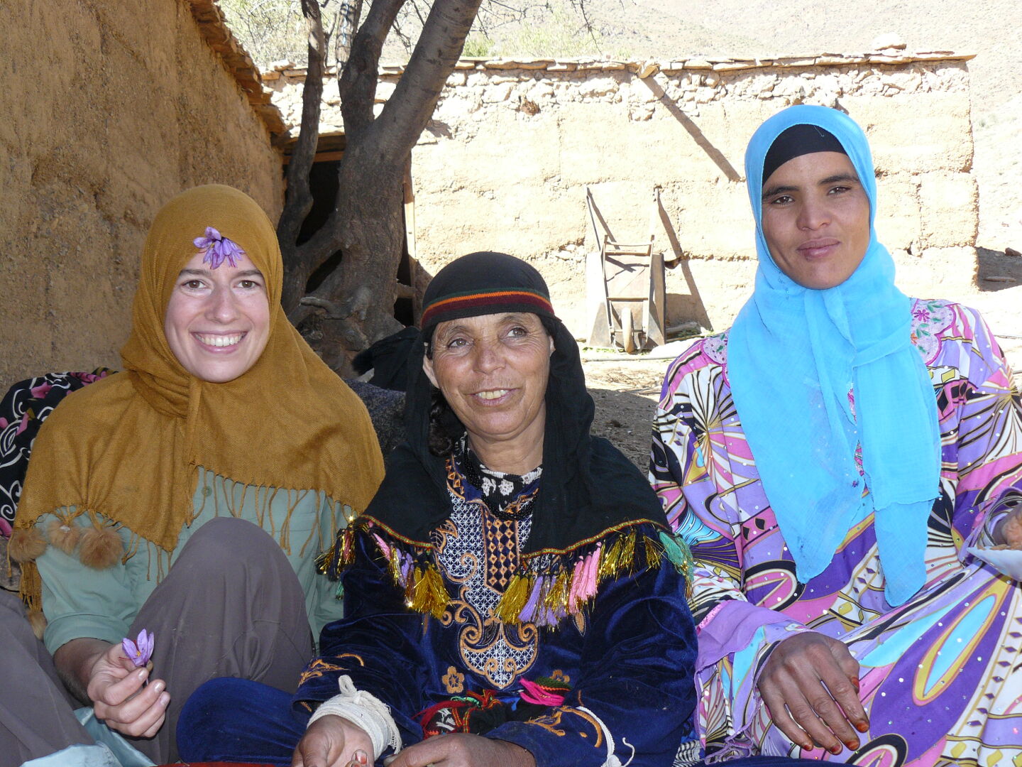 Mit Sofia und Saina beim Safran zupfen.