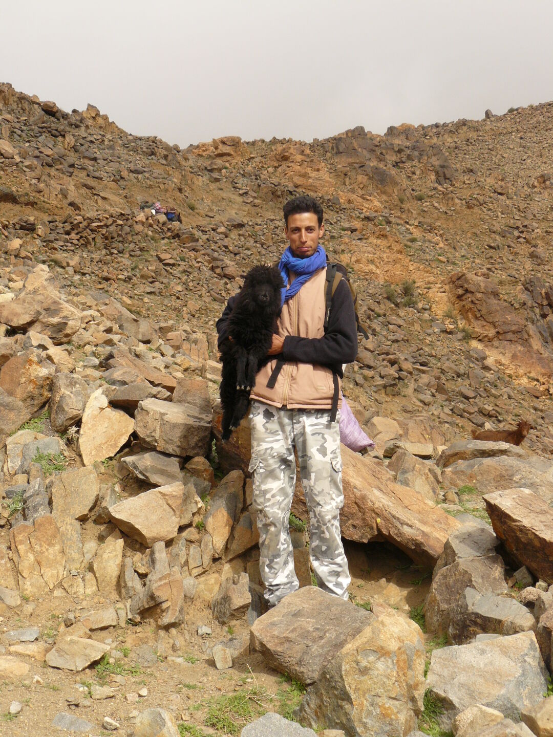 Mohamed (der Führer) mit Schaf.