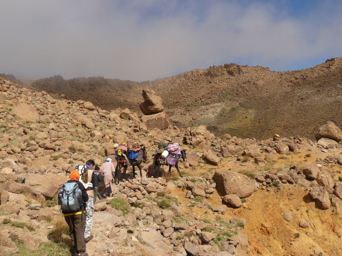 Unsere Karawane, von links nach rechts: Esther, Mohamed (Führer), Mohamed (erster Maultiertreiber), Mohamed (zweiter Maultiertreiber), Maultier, Maultier.