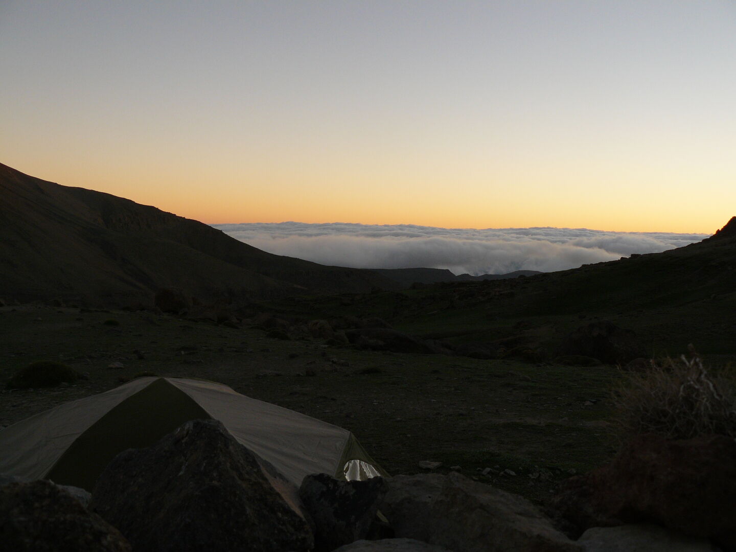 Über den Wolken. Man beachte unser Zelt außerhalb der Mauern.