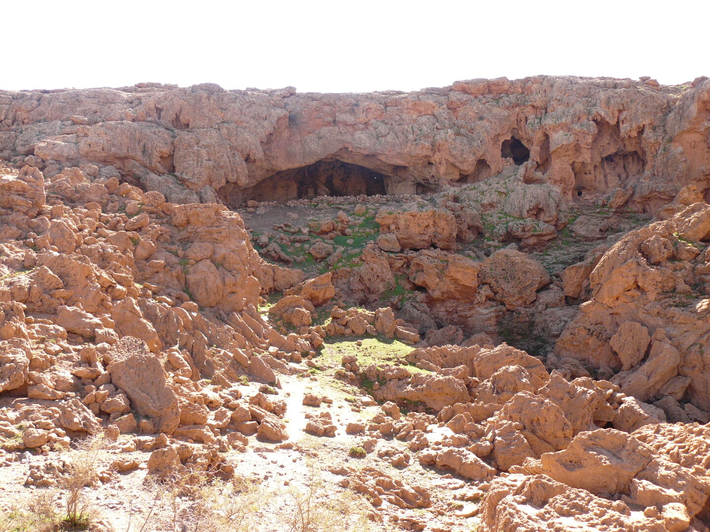 Die Höhle von weitem... und aus der Nähe.