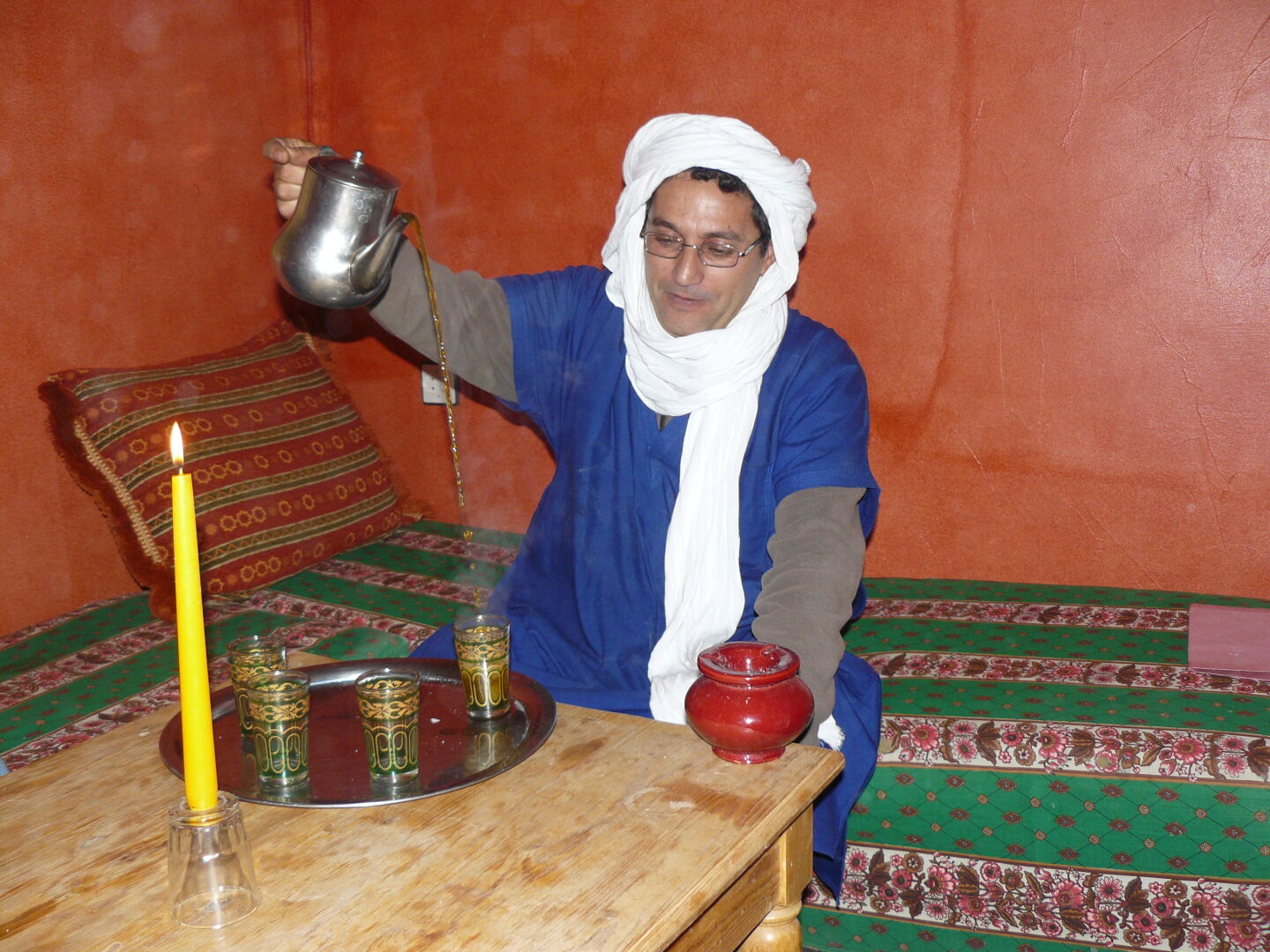 Mahfoud bereitet Tee