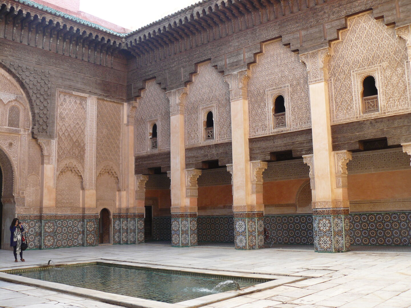 In der Medersa Ben Jussuf. Einrichtung eines Studentenzimmers.