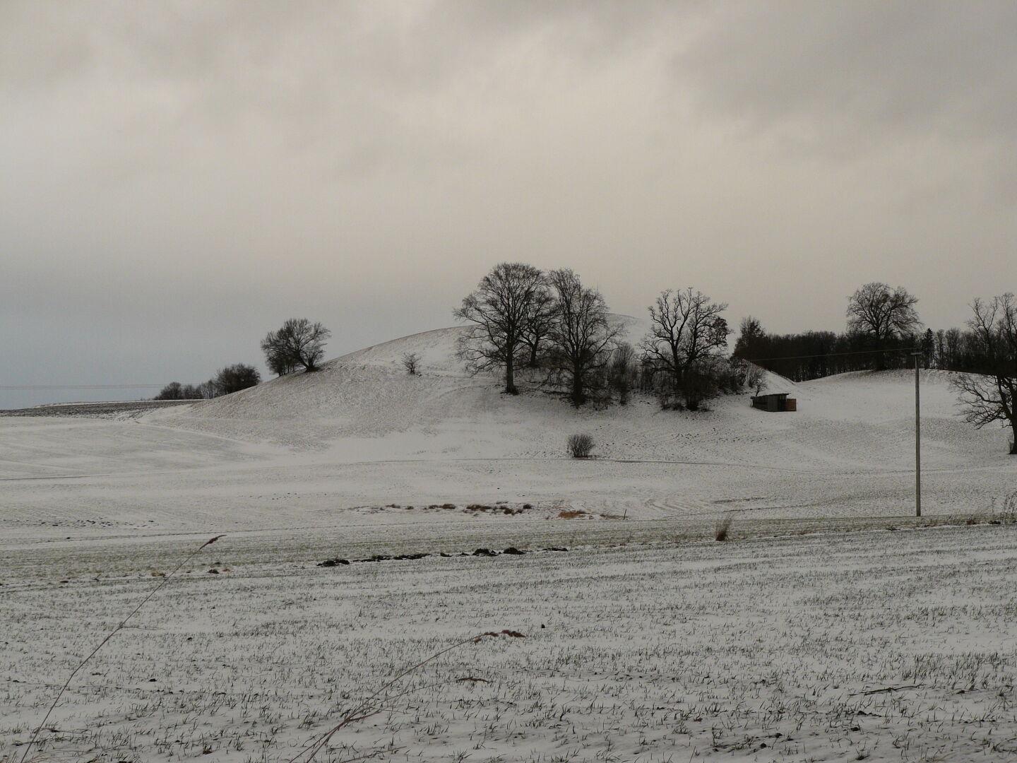 Der Bäckerbichl ist ein Hügel in der Nähe von Andechs. Es handelt sich um einen Tumulus, die Vollform einer Gletschermühle, d.h. das Loch im Gletscher, das durch kreisf&ouml;rmig fießendes Wasser ausgemahlen wurde, wurde durch Sedimente aufgefüllt, und als das Gletschereis taute, blieb ein Hügel aus Sedimenten zurück.