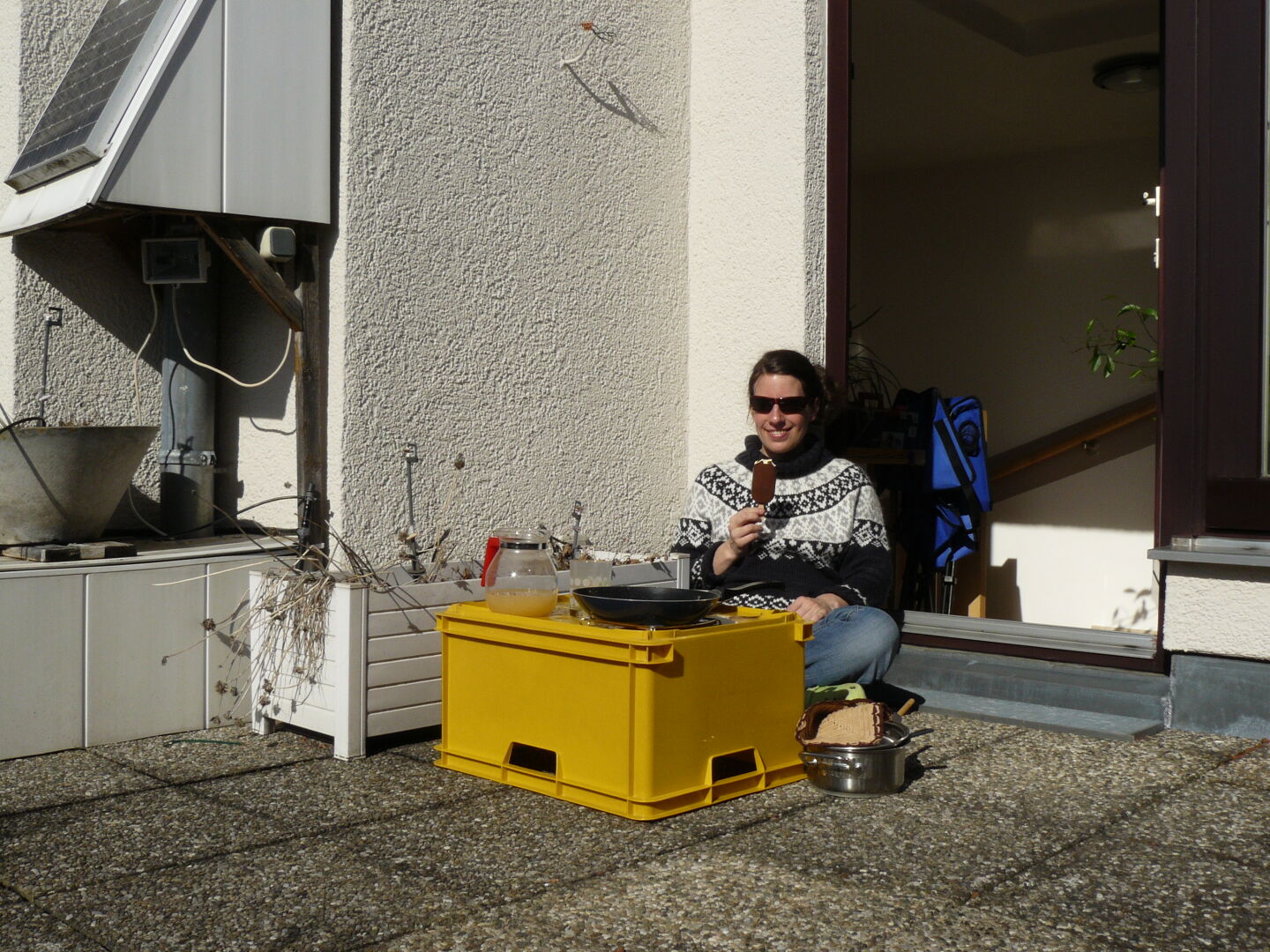 Endlich Sommer! Mittagessen auf der Dachterasse, Februar 2012.